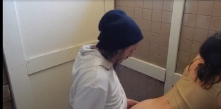 Nadržený pár šoustá na veřejných záchodkách v restauraci - freevideo
