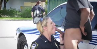 Perverzní policajtky běsní před školou - freevideo